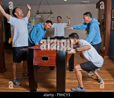 La mezza età uomo mostra emozioni multiple in concorrenza Foto Stock