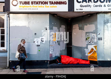 Senzatetto uomo dorme in un portale, Kemptown, Brighton, Sussex, Regno Unito Foto Stock
