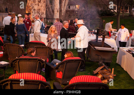 Lo chef Pascal gode lezioni presso il barbecue su Bootcamp, Alisal Guest Ranch, Solvang, California Foto Stock