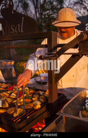 Lo chef Pascal gode lezioni presso il barbecue su Bootcamp, Alisal Guest Ranch, Solvang, California Foto Stock