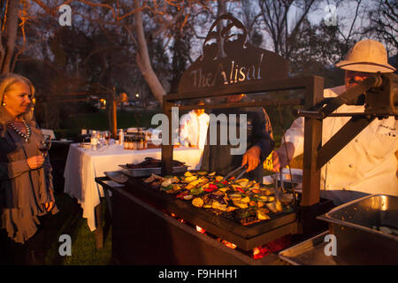 Lo chef Pascal gode lezioni presso il barbecue su Bootcamp, Alisal Guest Ranch, Solvang, California Foto Stock