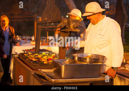 Lo chef Pascal gode lezioni presso il barbecue su Bootcamp, Alisal Guest Ranch, Solvang, California Foto Stock