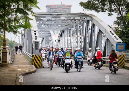 Moto passando sopra Truong Tien Bridge in tinta, Vietnam. Foto Stock