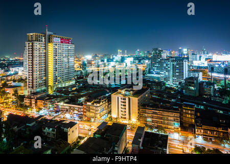 Vista del quartiere Ratchathewi di notte a Bangkok, in Thailandia. Foto Stock