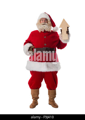 Santa Claus tenendo premuto freccia in legno e che mostrano la direzione a piena lunghezza Ritratto isolato su sfondo bianco Foto Stock