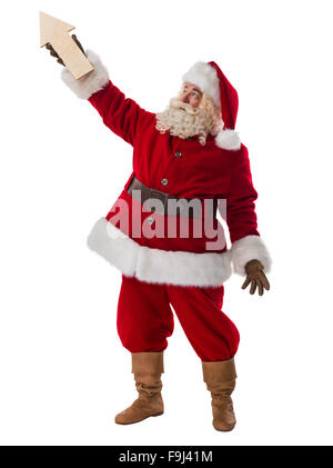 Santa Claus tenendo premuto freccia in legno e che mostrano la direzione a piena lunghezza Ritratto isolato su sfondo bianco Foto Stock