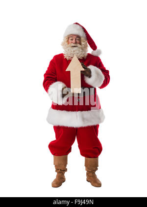 Santa Claus tenendo premuto freccia in legno e che mostrano la direzione a piena lunghezza Ritratto isolato su sfondo bianco Foto Stock