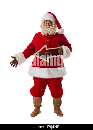 Santa Claus tenendo premuto freccia in legno e che mostrano la direzione a piena lunghezza Ritratto isolato su sfondo bianco Foto Stock