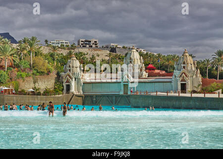 Piscina con onde artificiali in Siam Park. Tenerife. Isole Canarie. Spagna. Foto Stock