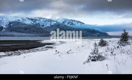 Ingresso Chilkat spiaggia vicino Haines Alaska su una burrascosa giornata invernale con una spolverata di neve. Foto Stock