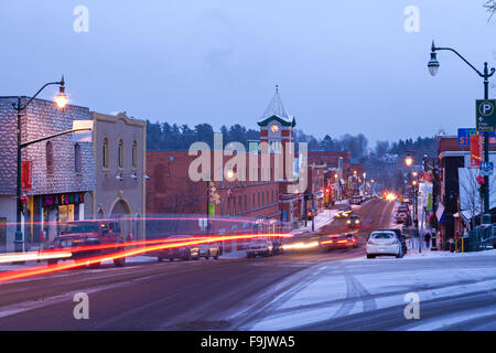 Downtown Bracebridge sotto un fresco coltre di neve lungo il Manitoba Street. Bracebridge, Muskoka, Ontario, Canada. Foto Stock