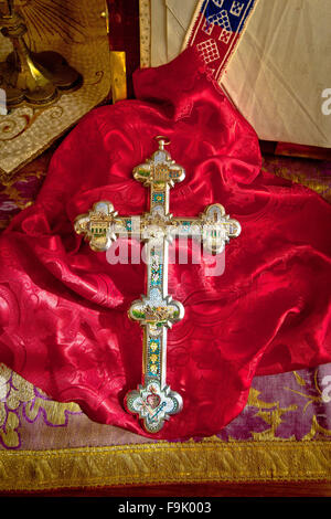 Golden Croce cattolica sul panno rosso attrezzatura religiosa Foto Stock