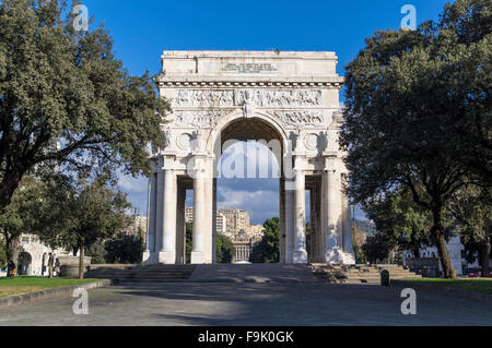 Arco Trionfale di Genova, Liguria, Italia, situato sulla Piazza della Vittoria. Eretto in onore dei soldati e la vittoria della prima guerra mondiale. Foto Stock