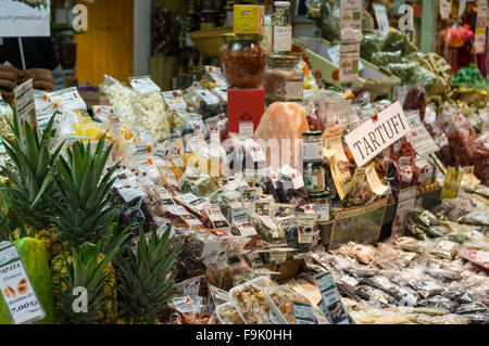 Varie spezie e tisane in vendita presso il Mercato Orientale, uno dei più grandi permanente dei mercati alimentari in Genova, liguria, Italy. Foto Stock