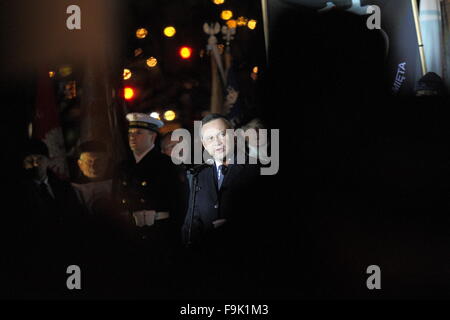 Gdynia, Polonia 17th, dic. 2015 Presidente del pof Polonia Andrzej Duda prende parte al quarantacinquesimo anniversario del polacco 1970 proteste. Duda paga onore ai caduti i lavoratori del cantiere sotto il Monumento alle Vittime del dicembre 1970 a Gdynia. Credito: Michal Fludra/Alamy Live News Foto Stock