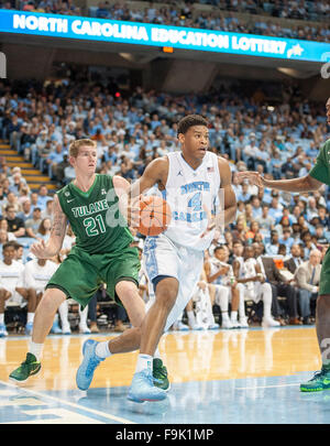 Dic. 16, 2015 - Chapel Hill, North Carolina; U.S. - Carolina Tarheels (4) Isaia HICKS come l'università di North Carolina Tarheels sconfiggere la Tulane Onda Verde con un punteggio finale di 96 - 72 come hanno giocato mens college basketball presso il Dean Smith Center situato a Chapel Hill. Copyright 2015 Jason Moore. © Jason Moore/ZUMA filo/Alamy Live News Foto Stock