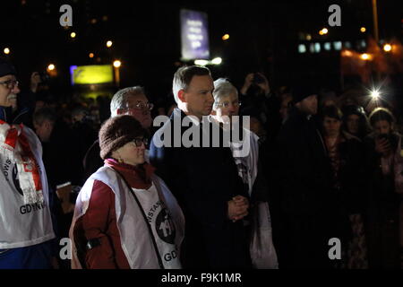 Gdynia, Polonia 17th, dic. 2015 Presidente del pof Polonia Andrzej Duda prende parte al quarantacinquesimo anniversario del polacco 1970 proteste. Duda paga onore ai caduti i lavoratori del cantiere sotto il Monumento alle Vittime del dicembre 1970 a Gdynia. Credito: Michal Fludra/Alamy Live News Foto Stock