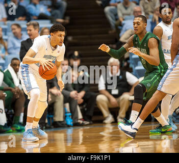 Dic. 16, 2015 - Chapel Hill, North Carolina; U.S. - Carolina Tarheels (44) JUSTIN JACKSON come l'università di North Carolina Tarheels sconfiggere la Tulane Onda Verde con un punteggio finale di 96 - 72 come hanno giocato mens college basketball presso il Dean Smith Center situato a Chapel Hill. Copyright 2015 Jason Moore. © Jason Moore/ZUMA filo/Alamy Live News Foto Stock