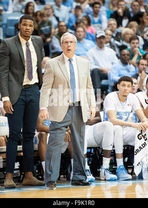 Dic. 16, 2015 - Chapel Hill, North Carolina; U.S. - Carolina Tarheels Headcoach ROY WILLIAMS come l'università di North Carolina Tarheels sconfiggere la Tulane Onda Verde con un punteggio finale di 96 - 72 come hanno giocato mens college basketball presso il Dean Smith Center situato a Chapel Hill. Copyright 2015 Jason Moore. © Jason Moore/ZUMA filo/Alamy Live News Foto Stock