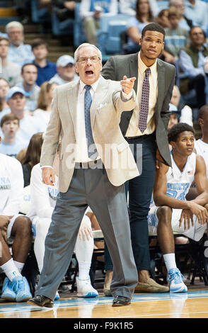 Dic. 16, 2015 - Chapel Hill, North Carolina; U.S. - Carolina Tarheels Headcoach ROY WILLIAMS come l'università di North Carolina Tarheels sconfiggere la Tulane Onda Verde con un punteggio finale di 96 - 72 come hanno giocato mens college basketball presso il Dean Smith Center situato a Chapel Hill. Copyright 2015 Jason Moore. © Jason Moore/ZUMA filo/Alamy Live News Foto Stock