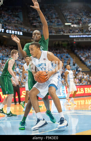 Dic. 16, 2015 - Chapel Hill, North Carolina; U.S. - Carolina Tarheels (11) BRICE JOHNSON come l'università di North Carolina Tarheels sconfiggere la Tulane Onda Verde con un punteggio finale di 96 - 72 come hanno giocato mens college basketball presso il Dean Smith Center situato a Chapel Hill. Copyright 2015 Jason Moore. © Jason Moore/ZUMA filo/Alamy Live News Foto Stock