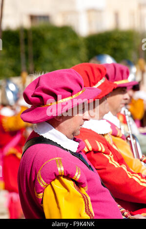 In guardia Parade in città Birgu (Vittoriosa), Rievocazione raffigura l'ispezione del San Giovanni Cavalier Foto Stock