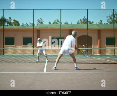 Coppia senior sul campo da tennis Foto Stock