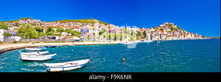 Colorata città di Sibenik vista panoramica, Dalmazia, Croazia Foto Stock