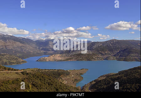 Vista aerea di lago di Mornos e fiordi, anche Vardousia e Giona montagne sullo sfondo, nella regione di Grecia FOCHIDA, GRECIA CENTRALE Foto Stock