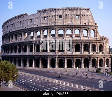 Vista dell'esterno del Colosseo romano (originariamente l Anfiteatro Flavio), Roma, Italia, Europa. Foto Stock