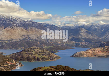 Vista aerea di lago di Mornos e fiordi, anche Vardousia e Giona montagne sullo sfondo, nella regione di Grecia FOCHIDA, GRECIA CENTRALE Foto Stock