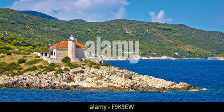 Isola di Vis faro vista panoramica, Dalmazia, Croazia Foto Stock