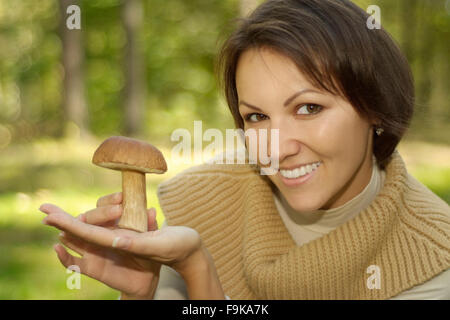 Donna allegra fungo di contenimento Foto Stock