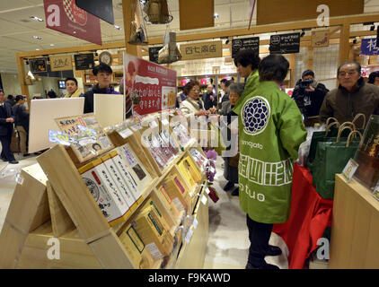 Marugoto Nippon apre il 17 dicembre 2015, Tokyo, Giappone - un nuovo centro commerciale emporium presentando il fascino di tutte le aree del Giappone attraverso la scelta di cibi locali e unica artigianato locale si è aperto oggi a Tokyo's downtown il quartiere di Asakusa. Asakusa è una zona popolare sia per i giapponesi e turisti stranieri in visita a Tokyo e cibi locali e artigianato sono grandi imprese in Giappone. © Natsuki Sakai/AFLO/Alamy Live News Foto Stock