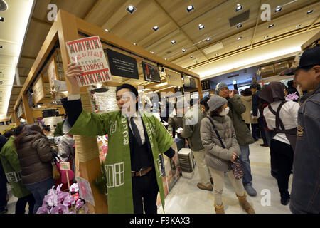 Marugoto Nippon apre il 17 dicembre 2015, Tokyo, Giappone - un nuovo centro commerciale emporium presentando il fascino di tutte le aree del Giappone attraverso la scelta di cibi locali e unica artigianato locale si è aperto oggi a Tokyo's downtown il quartiere di Asakusa. Asakusa è una zona popolare sia per i giapponesi e turisti stranieri in visita a Tokyo e cibi locali e artigianato sono grandi imprese in Giappone. © Natsuki Sakai/AFLO/Alamy Live News Foto Stock