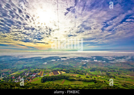 Nebbia mattutina nel verde delle colline vista aerea, Kalnik regione della Croazia Foto Stock