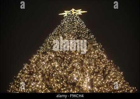 Berlino, Germania. Xvi Dec, 2015. Stringhe di luci su un albero di Natale sono illuminati sul Tauentzien-Strasse a Berlino, Germania, 16 dicembre 2015. Foto: PAOLO ZINKEN/dpa/Alamy Live News Foto Stock