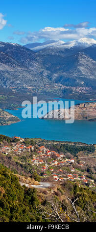 Vista aerea di lago di Mornos e fiordi, anche Vardousia e Giona montagne sullo sfondo, nella regione di Grecia FOCHIDA, GRECIA CENTRALE Foto Stock