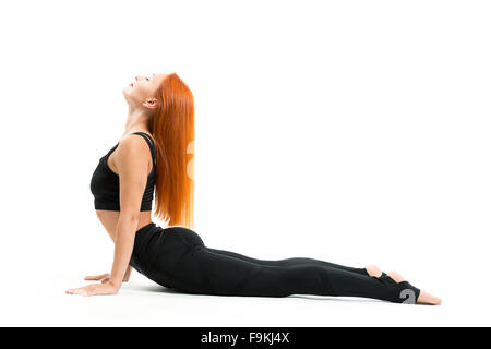 Sporty giovane e bella donna che indossa abbigliamento sportivo fare yoga asana, studio a lunghezza piena vista, isolato Foto Stock