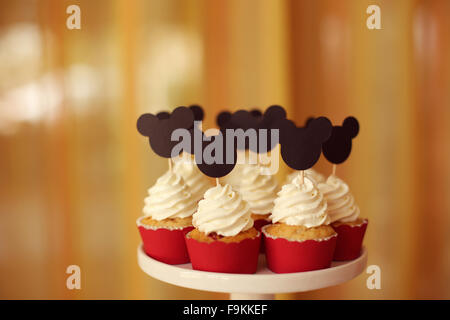 Deliziose tortine su supporto Foto Stock