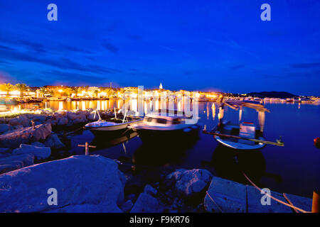 Pakostane waterfront blu vista serale, Dalmazia, Croazia Foto Stock