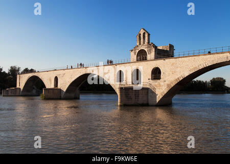 St Benezet ponte sul fiume Rodano a Avignon, Francia. Foto Stock