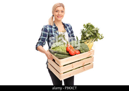 Femmina lavoratore agricolo che porta una gabbia in legno pieno di verdure fresche isolati su sfondo bianco Foto Stock
