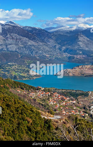 Vista aerea di lago di Mornos e fiordi, anche Vardousia e Giona montagne sullo sfondo, nella regione di Grecia FOCHIDA, GRECIA CENTRALE Foto Stock