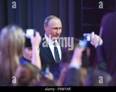 Mosca, Russia. Xvii Dec, 2015. Il presidente russo Vladimir Putin arriva per il suo annuale di fine anno conferenza stampa a Mosca, capitale della Russia, a Dic. 17, 2015. Credit: Iam Tianfang/Xinhua/Alamy Live News Foto Stock