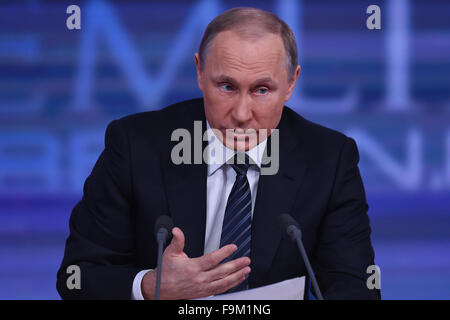 Mosca, Russia. Xvii Dec, 2015. Il presidente russo Vladimir Putin parla durante il suo annuale di fine anno conferenza stampa a Mosca, capitale della Russia, a Dic. 17, 2015. Credit: Iam Tianfang/Xinhua/Alamy Live News Foto Stock