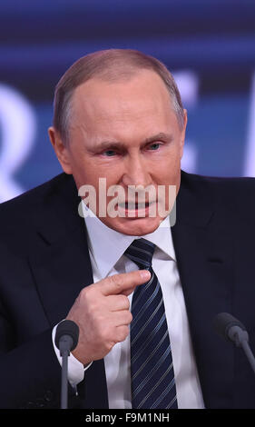 Mosca, Russia. Xvii Dec, 2015. Il presidente russo Vladimir Putin parla durante il suo annuale di fine anno conferenza stampa a Mosca, capitale della Russia, a Dic. 17, 2015. Credit: Iam Tianfang/Xinhua/Alamy Live News Foto Stock