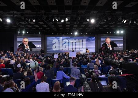 Mosca, Russia. Xvii Dec, 2015. Il presidente russo Vladimir Putin parla durante il suo annuale di fine anno conferenza stampa a Mosca, capitale della Russia, a Dic. 17, 2015. Credit: Iam Tianfang/Xinhua/Alamy Live News Foto Stock