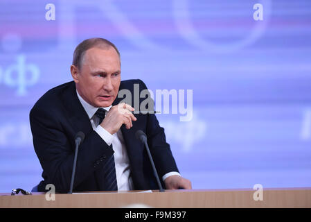Mosca, Russia. Xvii Dec, 2015. Il presidente russo Vladimir Putin gesti durante il suo annuale di fine anno conferenza stampa a Mosca, capitale della Russia, a Dic. 17, 2015. Il presidente russo Vladimir Putin ha detto giovedì a annuale di fine anno conferenza stampa che la crisi economica picco nel paese ha superato, con segni di stabilità già illustrato nel secondo trimestre di quest'anno. Credit: Iam Tianfang/Xinhua/Alamy Live News Foto Stock