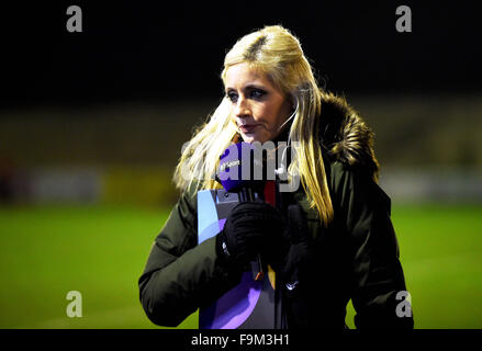 Brighton Regno Unito 16 Dicembre 2015 - BT televisione reporter Lynsey Hipgrave in FA Cup il 2° Round replay match tra Whitehawk e Dagenham e Redbridge presso la massa racchiusa in Brighton Foto Stock